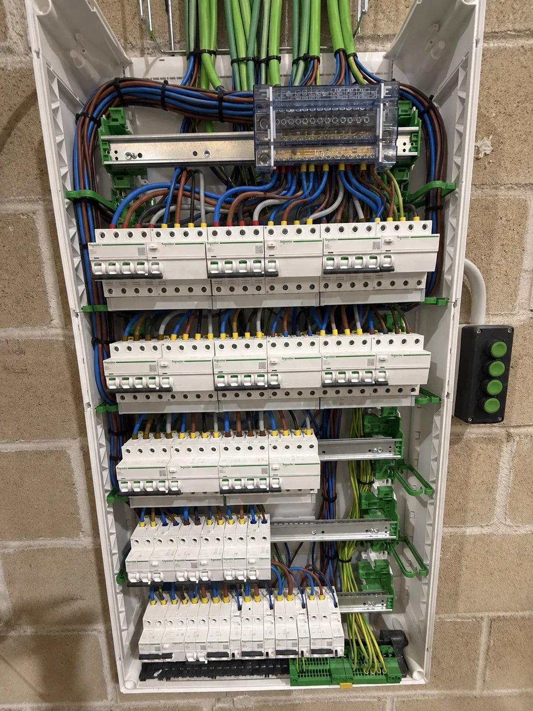 Detalle del cableado y las protecciones de un cuadro industrial instalado por EBC Solutions