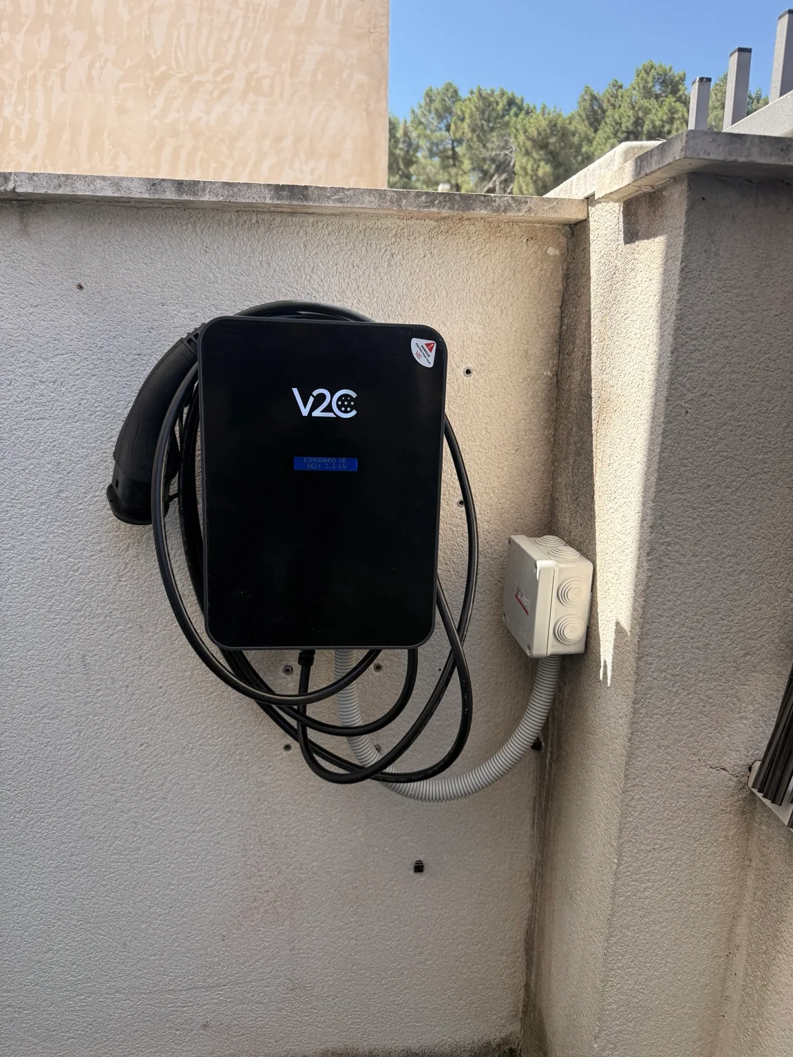 Cargador V2C instalado en pared por EBC Solutions